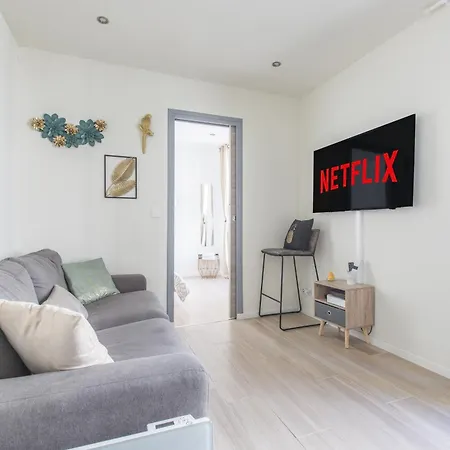 Cute Affordable 1-br Minutes From Center Appartement Cannes